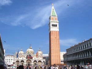 וונציה – בתי קפה, הספריי, מגדל הפעמונים ו…ציורים