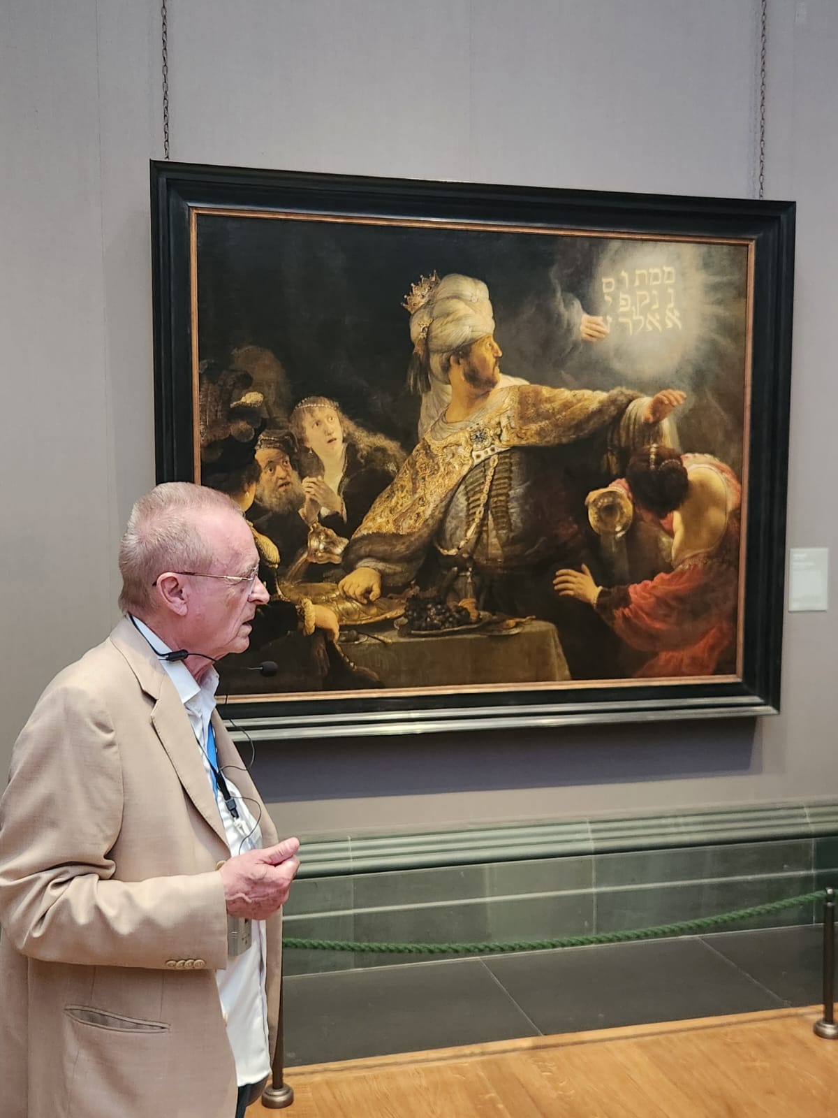 מה עושה כתב עברי ביצירות אמנות